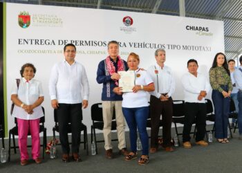 En Ocozocoautla, entrega Rutilio Escandón mil 286 permisos de transporte en modalidad de mototaxi
