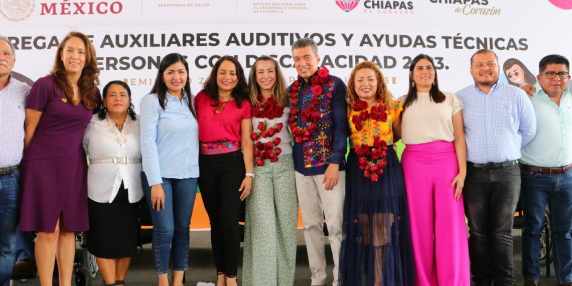 Entrega Rutilio Escandón auxiliares auditivos y ayudas técnicas a personas con discapacidad de la región De Los Llanos