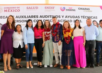 Entrega Rutilio Escandón auxiliares auditivos y ayudas técnicas a personas con discapacidad de la región De Los Llanos