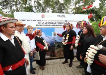Con Red de Distribución de Energía Eléctrica en Pantetic, Larráinzar, Rutilio Escandon cumple añeja demanda de la población