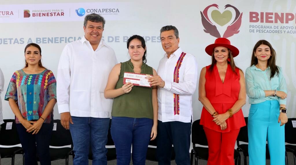 Rutilio Escandón y titular de Conapesca entregan de tarjetas del Bienestar a beneficiarios de Bienpesca