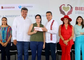 Rutilio Escandón y titular de Conapesca entregan de tarjetas del Bienestar a beneficiarios de Bienpesca