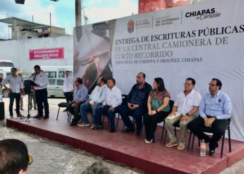 Entregan a transportistas escrituras públicas de la Central Camionera de Corto Recorrido en Tapachula