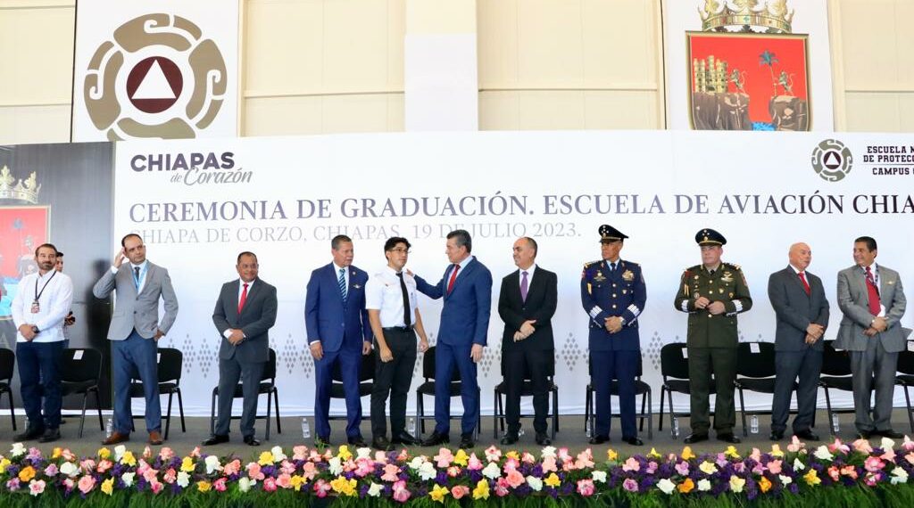 Rutilio Escandón felicita a la primera generación graduada de la Licenciatura en PC y Piloto Aviador de la Enaproc