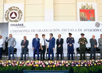 Rutilio Escandón felicita a la primera generación graduada de la Licenciatura en PC y Piloto Aviador de la Enaproc