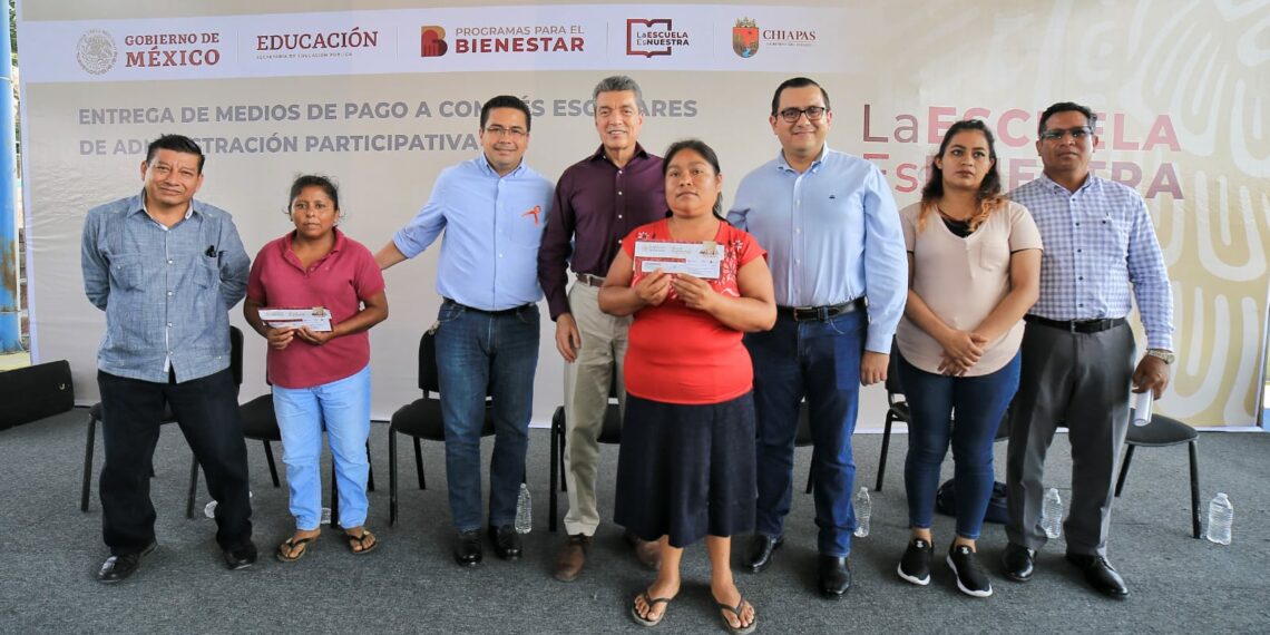 En Ocozocoautla, Rutilio Escandón entregó medios de pago del programa La Escuela es Nuestra