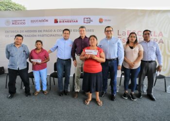 En Ocozocoautla, Rutilio Escandón entregó medios de pago del programa La Escuela es Nuestra