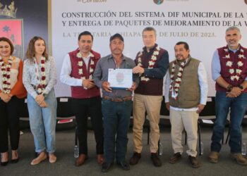 Beneficia Rutilio Escandón a La Trinitaria con la construcción del DIF Municipal y material para mejorar viviendas