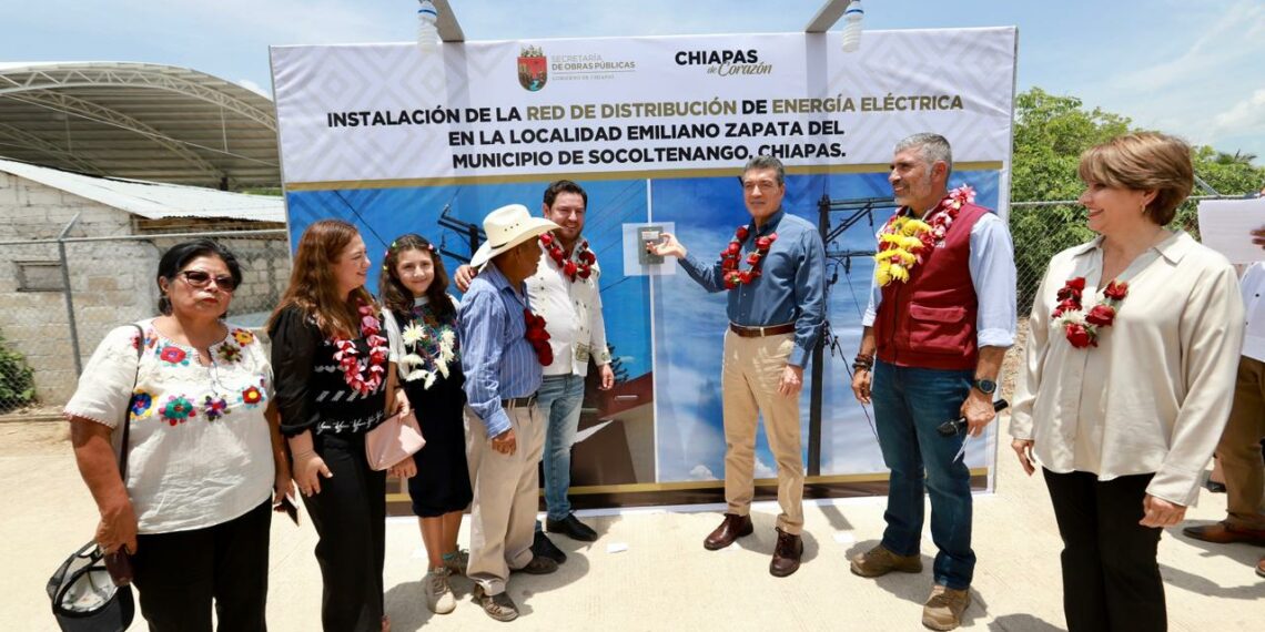 En Socoltenango, inaugura Rutilio Escandón Centro Deportivo e Instalación de Red Eléctrica