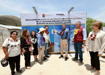 En Socoltenango, inaugura Rutilio Escandón Centro Deportivo e Instalación de Red Eléctrica