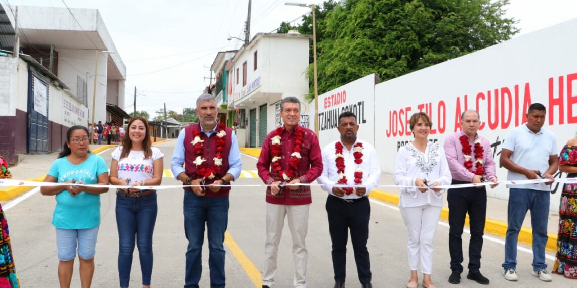 En Mezcalapa, inaugura Rutilio Escandón pavimentación de calles en la localidad Raudales Malpaso