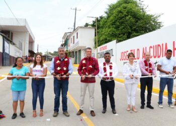 En Mezcalapa, inaugura Rutilio Escandón pavimentación de calles en la localidad Raudales Malpaso