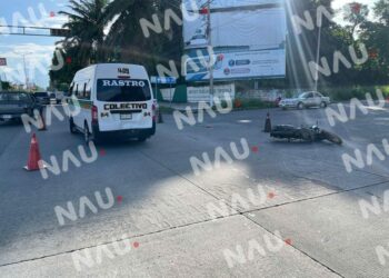 Motociclista lesionado al chocar contra una combi de pasaje