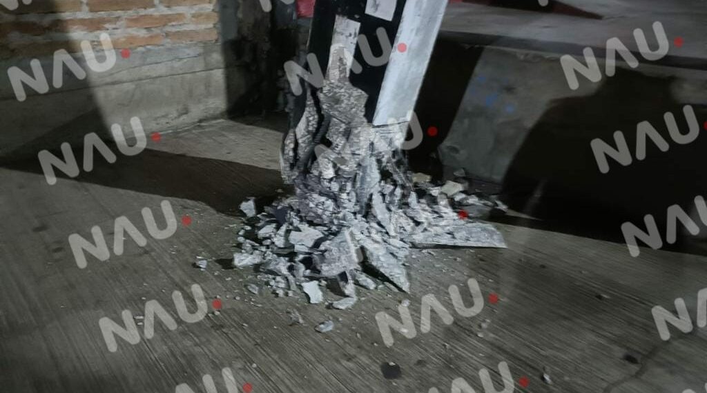 Tráiler ocasionó daños a un poste de Telmex y de la CFE.