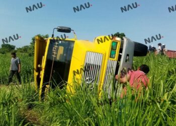 Vuelca camión de volteo