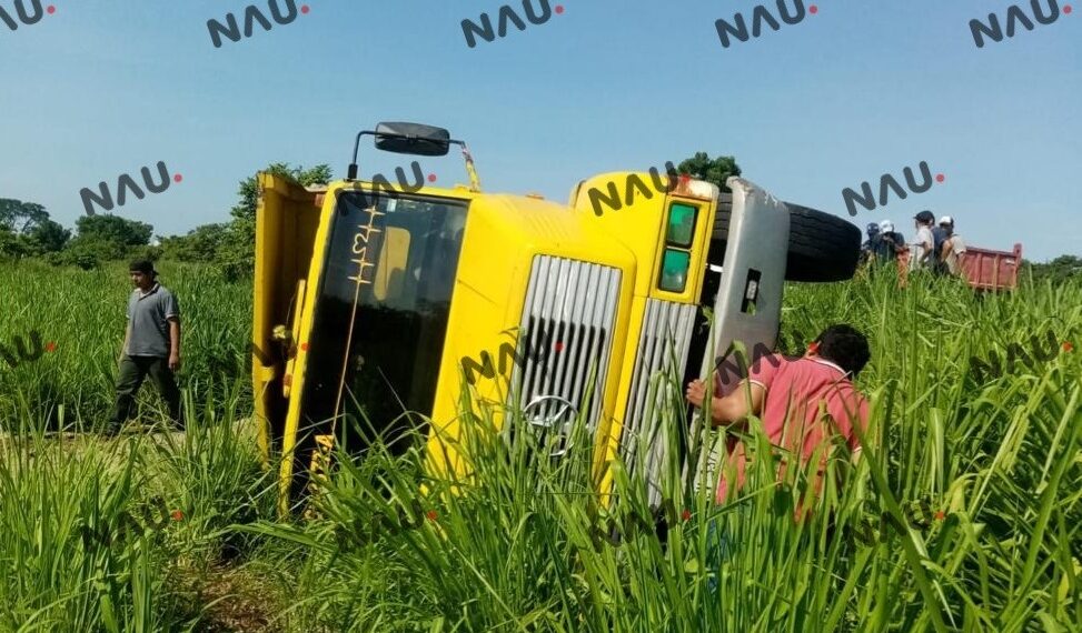 Vuelca camión de volteo