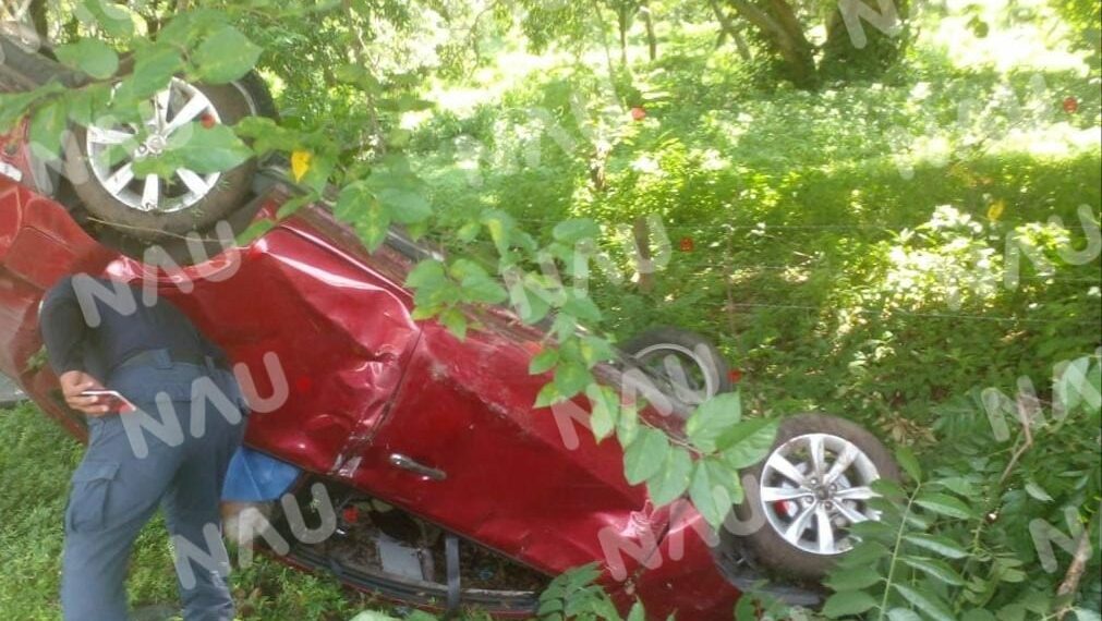 Vuelca vehículo y muere una persona de la tercera edad