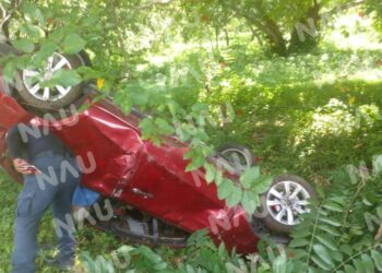 Vuelca vehículo y muere una persona de la tercera edad