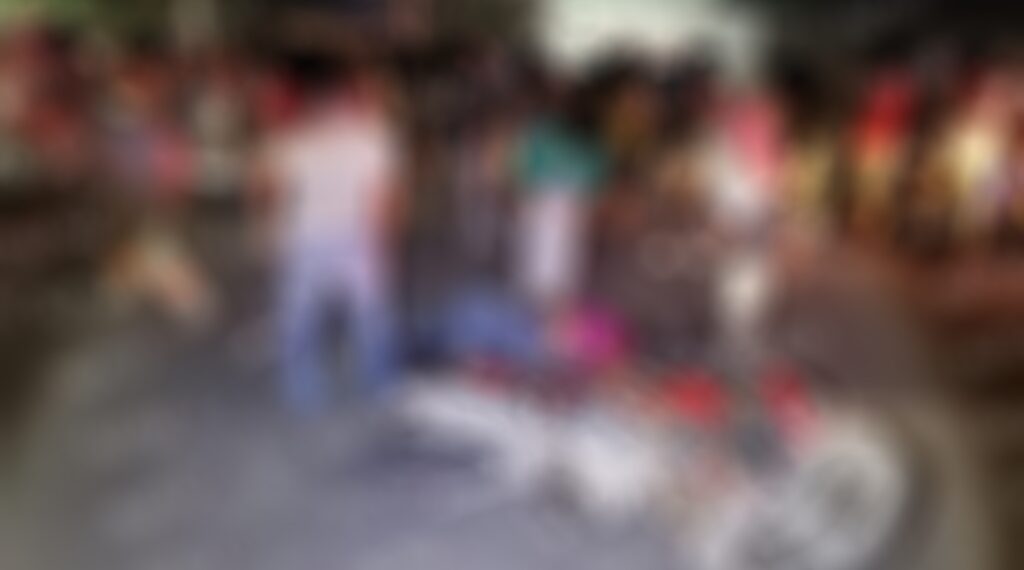 Una camioneta no identificada impactó a dos motociclistas sobre la carretera Ciudad Hidalgo