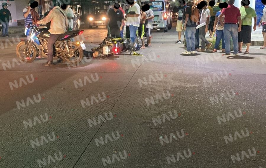 Una mujer Lesionada al chocar una motocicleta y una combi