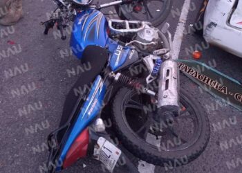Motociclista lesionado al chocar por alcance contra combi de pasaje