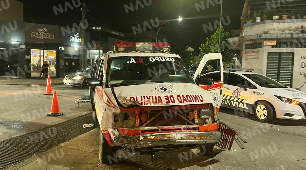 Chocan una ambulancia en la 9a oriente y 7a avenida norte