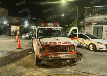 Chocan una ambulancia en la 9a oriente y 7a avenida norte