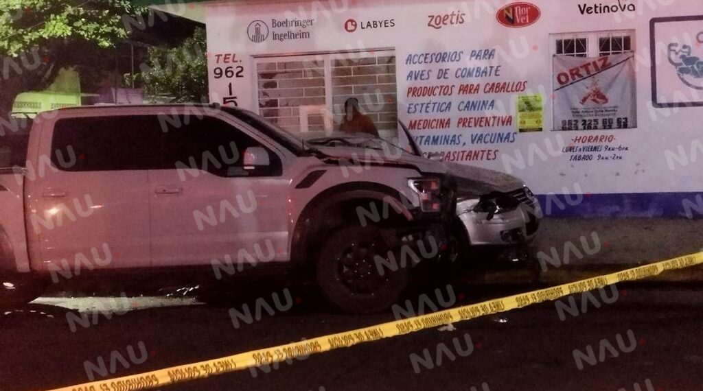 Chocan dos vehículos y encuentran tres armas largas