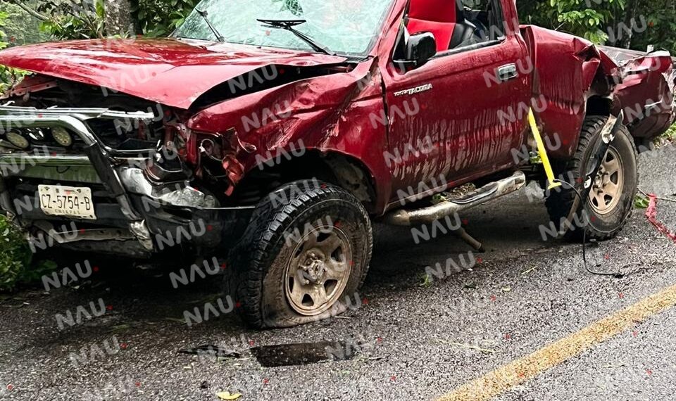 Vuelca camión en un barranco en Unión Juárez
