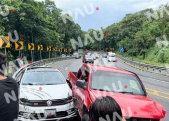 4 personas levemente lesionadas deja choque de tres vehículos