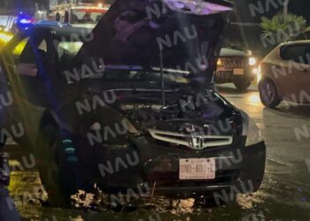 Corto circuito de un vehículo ocasiona un incendio de un vehículo