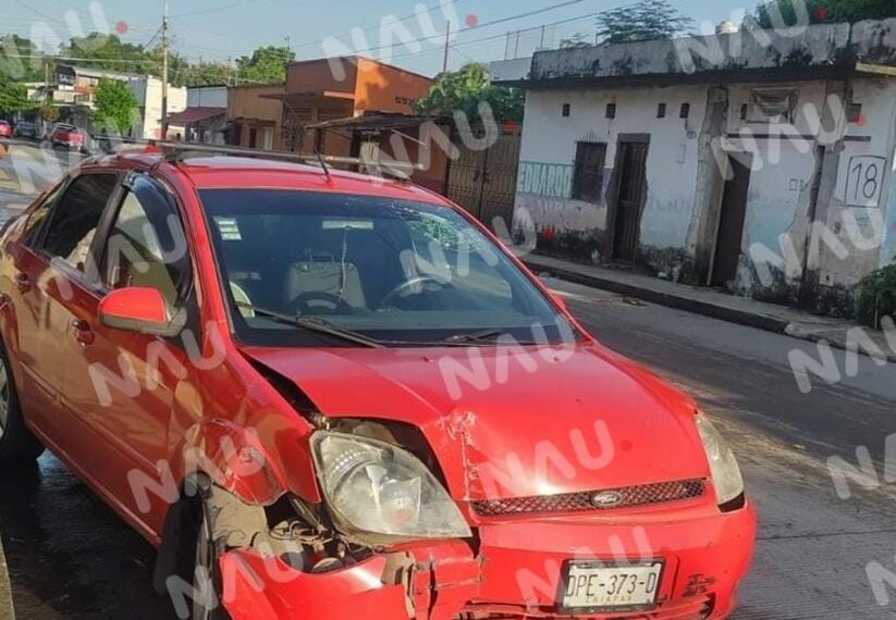 Abandonan vehículo chocado