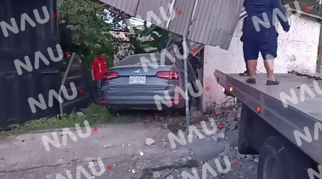 Automovilistas se estrelló contra un portón de una vivienda en la Colonia seminarista
