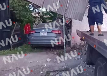 Automovilistas se estrelló contra un portón de una vivienda en la Colonia seminarista