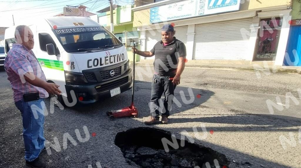 Cae combi a un hoyo en la 8a calle poniente