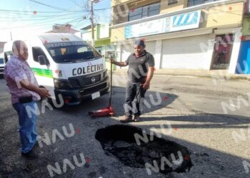 Cae combi a un hoyo en la 8a calle poniente