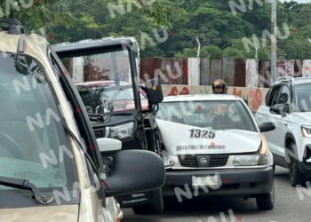 Choque de taxi deja solo daños