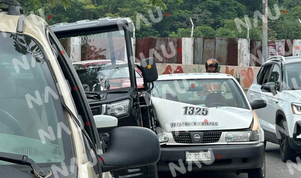 Choque de taxi deja solo daños