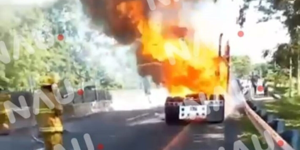 “Vídeo” Cabezal de Tráiler se incendia