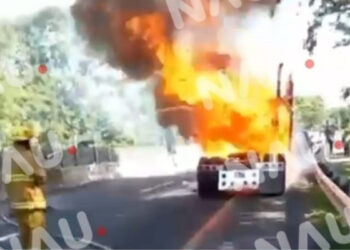 “Vídeo” Cabezal de Tráiler se incendia