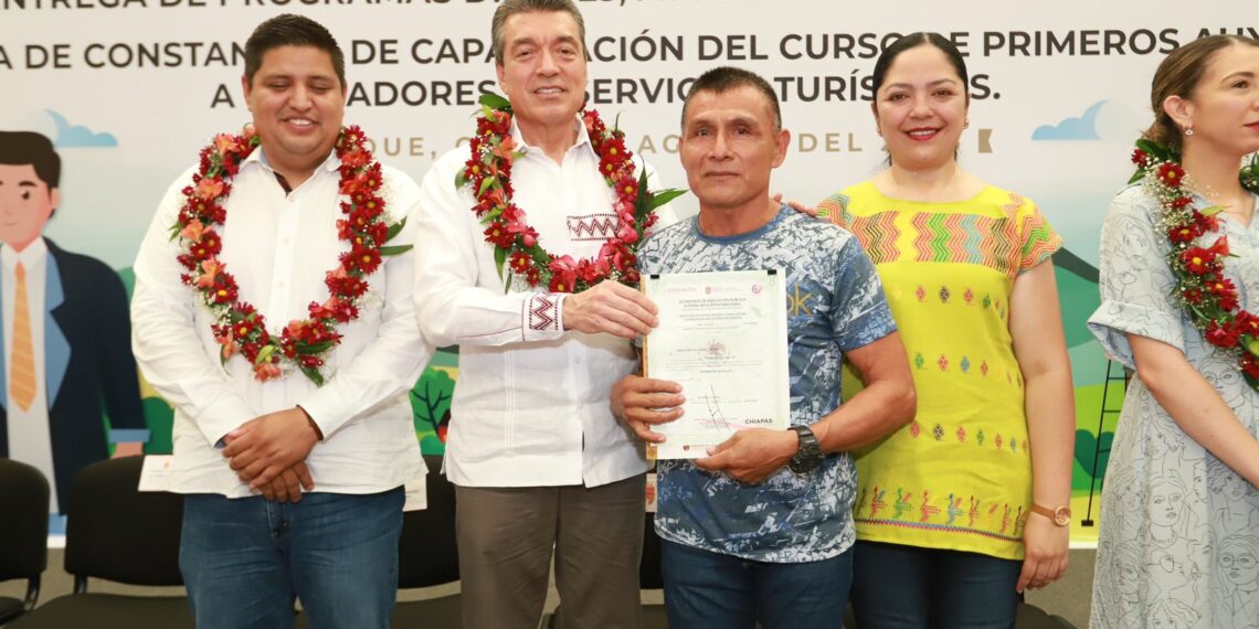Entrega Rutilio Escandón constancias de capacitación de Primeros Auxilios a Operadores de Servicios Turísticos