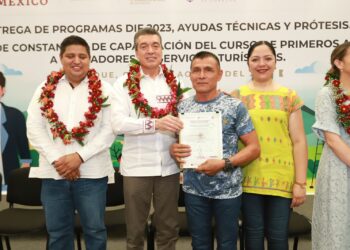 Entrega Rutilio Escandón constancias de capacitación de Primeros Auxilios a Operadores de Servicios Turísticos