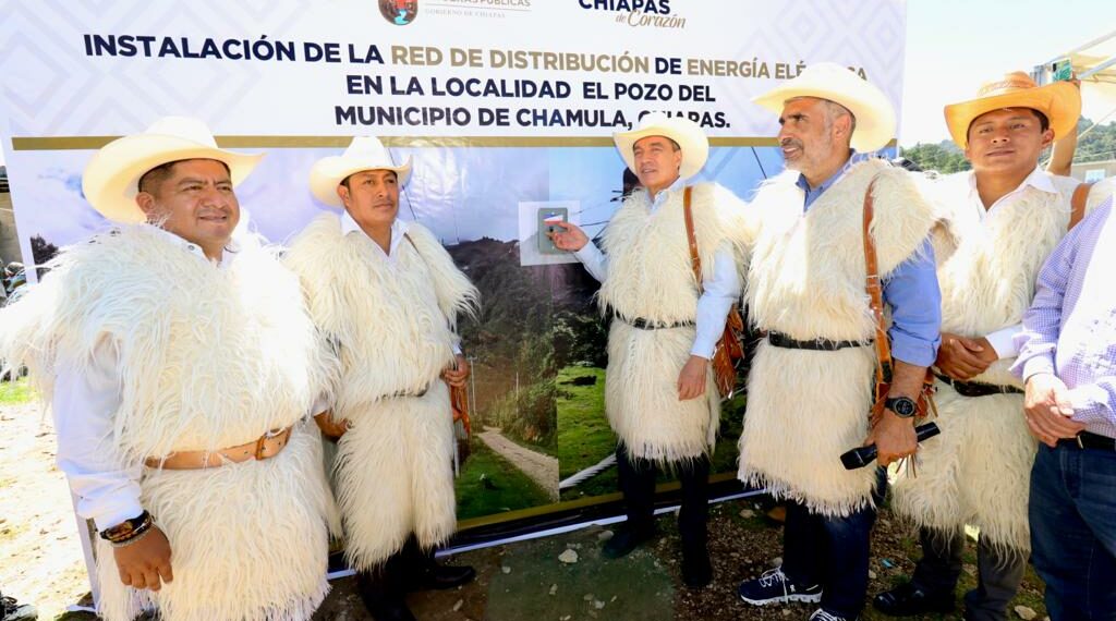 En Chamula, inaugura Rutilio Escandón instalación de red de distribución de energía eléctrica en la localidad El Pozo