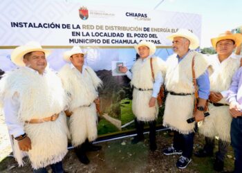En Chamula, inaugura Rutilio Escandón instalación de red de distribución de energía eléctrica en la localidad El Pozo