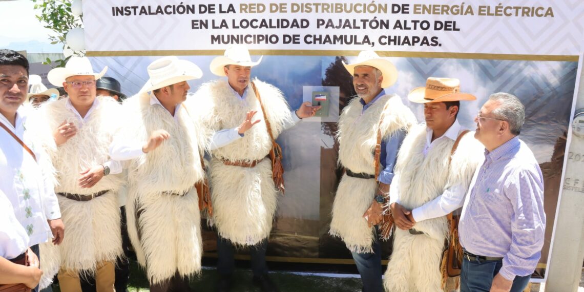 Rutilio Escandón beneficia a familias de Pajaltón Alto, en Chamula, con obras de electrificación