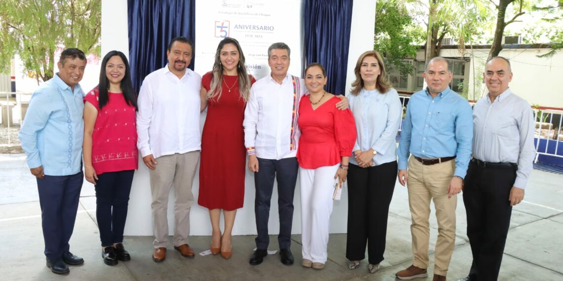 Felicita Rutilio Escandón a la comunidad cobachense por cumplir 45 años de servir al pueblo