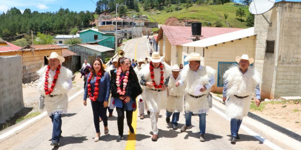 Inaugura Rutilio Escandón construcción del camino San Antonio Las Rosas-Candelaria-San Cristóbal de Las Casas