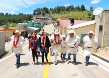 Inaugura Rutilio Escandón construcción del camino San Antonio Las Rosas-Candelaria-San Cristóbal de Las Casas