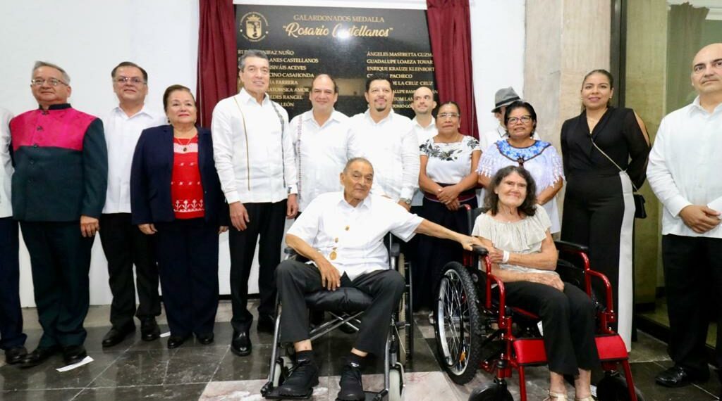 Rutilio Escandón impone Medalla “Rosario Castellanos” al doctor Roberto Gómez Alfaro