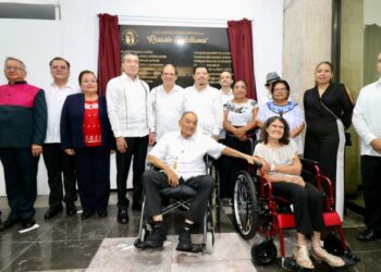 Rutilio Escandón impone Medalla “Rosario Castellanos” al doctor Roberto Gómez Alfaro